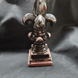 Elegant Black and Brown Fleur-de-Lis Sculpture